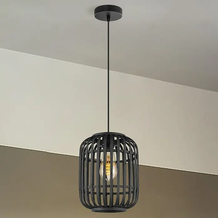 Home Sweet Home Bamboo Pendelleuchte - 10 W, L x B x H: 21,5 x 21,5 x 131 cm, Schwarz, E27 - Eine moderne Hängeleuchte mit einem schwarzen Metallkäfig und einer Edison-Glühbirne, die ein warmes Licht ausstrahlt. Die Lampe hängt an einer schlanken Stange.