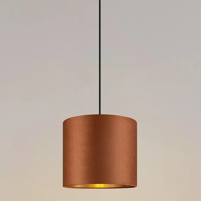 Home Sweet Home Lampenschirm Velvet - Braun-Gold, E27, 20 x 20 x 17 cm - Nahaufnahme einer hängenden Pendelleuchte mit einem zylinderförmigen, kupferfarbenen Lampenschirm und goldener Innenseite.