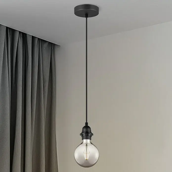 Home Sweet Home Pendelleuchte Fabric10 W, L x B x H: 10 x 10 x 230 cm, Schwarz, E27 - Nahaufnahme einer einzelnen, schwarzen Pendelleuchte mit einer klaren, runden Glühbirne, die von der Decke hängt.