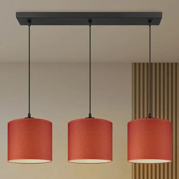 Home Sweet Home Pendelleuchte Pendelleuchte - Beam - 10 W, L x B x H: 9,5 x 65 x 112,5 cm, Schwarz, E27 - Eine moderne Hängelampe mit drei roten Stoffschirmen, die an einer schwarzen rechteckigen Halterung befestigt sind.