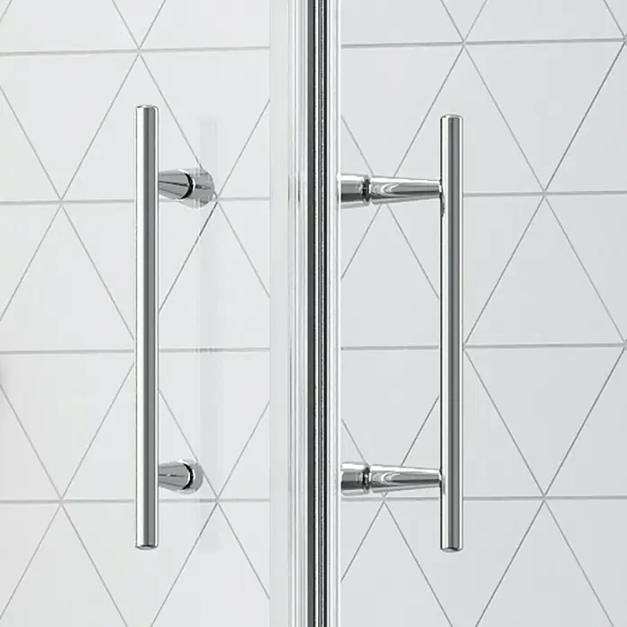 Camargue Vario Eckdusche S1+S16+S4 - 135 x 100 x 195 cm, Beschichtet, Silber, Glasstärke: 6 mm - Detailaufnahme einer Duschkabine mit glänzenden Griffen vor einem Hintergrund mit dreieckigen Fliesen.
