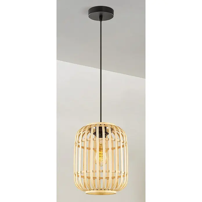 Home Sweet Home Bamboo Pendelleuchte - 10 W, L x B x H: 21,5 x 21,5 x 131 cm, Natur, E27 - Nahaufnahme einer modernen Hängelampe mit einem Lampenschirm aus Bambusholz und einer Edison-Glühbirne, die warmes Licht spendet.