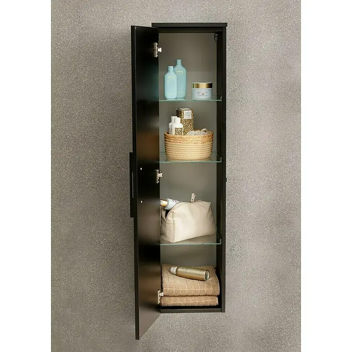 Camargue Stella K Midischrank - 31,2 x 32,5 x 121,4 cm, Schwarz, DIN Anschlag: Links - Badschrank mit offen stehender Tür. Im Schrank befinden sich Pflegeprodukte, ein Korb, eine Kosmetiktasche und Handtücher auf den Glasablagen.