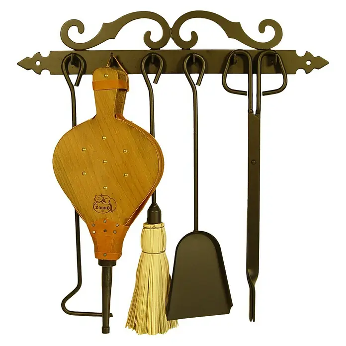 Imex El Zorro Juego de utensilios para chimenea - 2,5 x 51 x 45 cm, Hierro, Negro, 5 pzs. - Juego de herramientas para chimenea con fuelle, pala y atizador. El conjunto está hecho de madera y metal y cuelga de un soporte adornado.