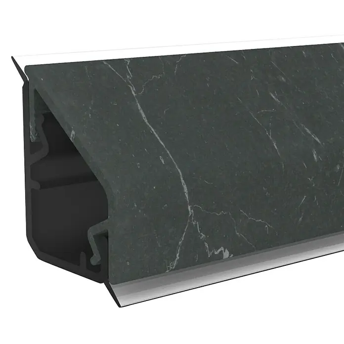 CUCINE Wandabschlussprofil Design 3538 Bottacio Marmor - 64 x 1,6 x 2,4 cm - Nahaufnahme eines schwarzen Marmor Sockelleistenprofils mit silbernen Akzenten. Es ist ein modernes und stilvolles Detail für jeden Raum.