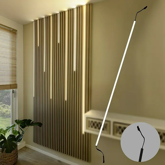 Direct Signs Lichtleiste für Akustikpaneele - Länge: 51,5 cm, Lichtfarbe: Warmweiß, 6 W, 420 lm, 24 V - Das Bild zeigt eine stilvolle Wandverkleidung mit integrierter LED-Beleuchtung, ergänzt durch eine moderne Stehlampe.