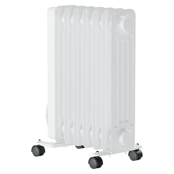 Voltomat HEATING Ölradiator - 1.500 W, Raumgröße bis ca. 15 m², Weiß - Nahaufnahme eines weißen Ölradiators mit mehreren Rippen und Rollen, der für effiziente Raumheizung sorgt.