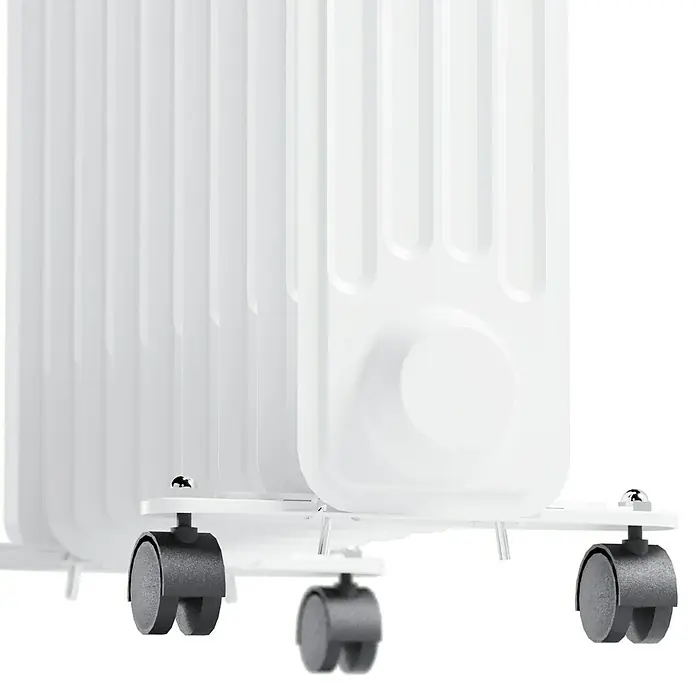 Voltomat HEATING Ölradiator - 2.000 W, Raumgröße bis ca. 20 m², Weiß - Nahaufnahme eines weißen Ölradiators mit grauen Rädern vor schwarzem Hintergrund.