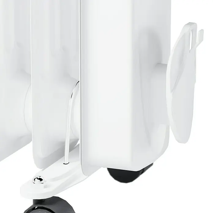 Voltomat HEATING Ölradiator - 2.000 W, Raumgröße bis ca. 20 m², Weiß - Nahaufnahme eines weißen Ölradiators mit Blick auf die Details des Geräts wie Rollen und Heizkörperlamellen.