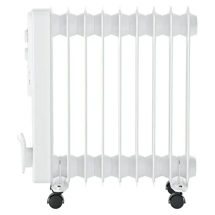 Voltomat HEATING Ölradiator - 2.000 W, Raumgröße bis ca. 20 m², Weiß - Nahaufnahme eines weißen Ölradiators mit mehreren Rippen und schwarzen Rollen, der Wärme und Komfort in Innenräumen bietet.