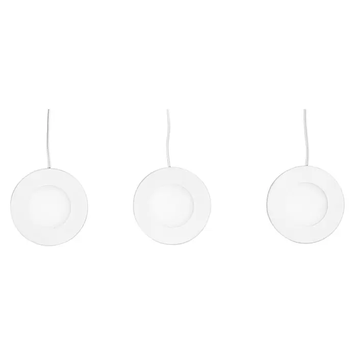 Ledvance LED-Unterbauleuchten-Set Spot Magnet - Warmweiß - Drei runde, weiße LED-Deckenleuchten mit Kabel hängen vor schwarzem Hintergrund und sorgen für moderne Beleuchtung.