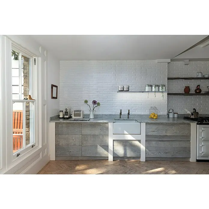 Ledvance LED-Unterbauleuchte Linear ShelfLänge: 60 cm, Warmweiß - Helle Küche mit Spüle, grauen Holzschränken, weißer Backsteinwand und Fenster. Die Küchenspüle ist ein zentrales Element dieser modernen Küche.