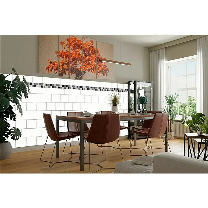 Wandfliese Alia Grau - 25 x 33 cm, Weiß/Grau, Glänzend - Elegantes Esszimmer mit modernem Esstisch und stilvollen Lederstühlen. Das Wandpaneel und das Kunstwerk verleihen dem Raum eine besondere Note.