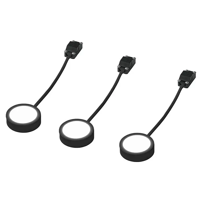 Ledvance LED-Unterbauleuchten-Set Spot Puck - Warmweiß, Schwarz - Drei runde, schwarze Puckleuchten mit weißer LED-Oberfläche und Kabel mit schwarzem Verbinder vor einem schwarzen Hintergrund.