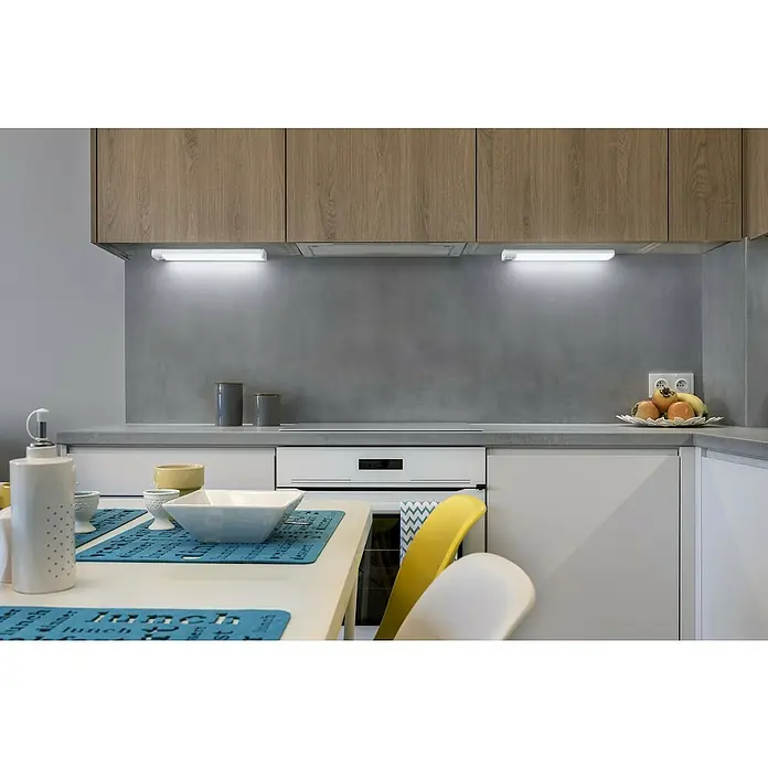 Ledvance Smart+ LED-Unterbauleuchte Slim Sensor - Länge: 30,5 cm, Mehrfarbig - Nahaufnahme einer modernen Küche mit Fokus auf die Unterschrankbeleuchtung, die die Arbeitsfläche optimal ausleuchtet.