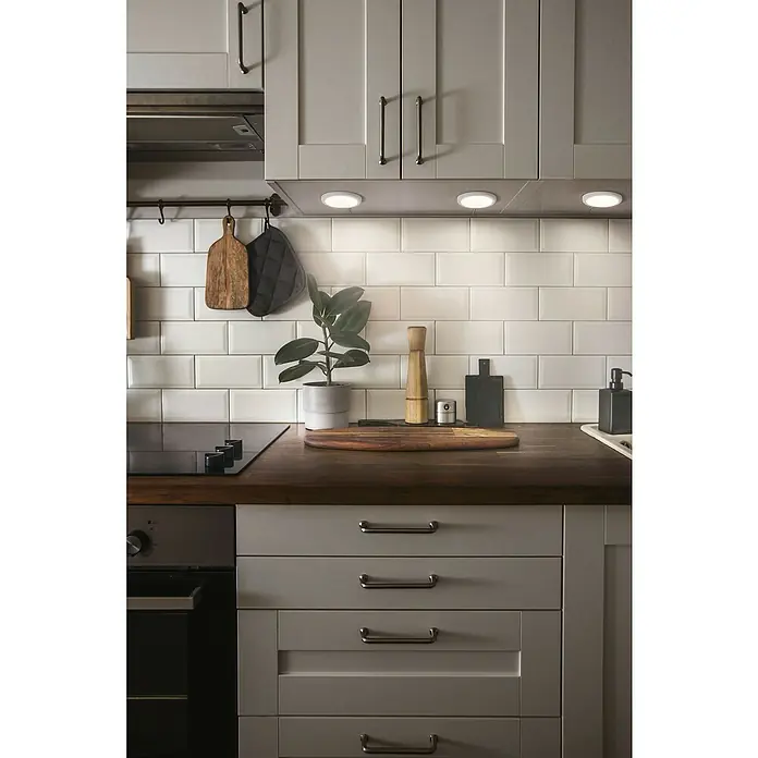 Ledvance Smart+ LED-Unterbauleuchten-Set - Mehrfarbig - Küchenstillleben mit grauem Schrank, dunkler Arbeitsplatte und Unterbauleuchten, die die Arbeitsfläche beleuchten, wodurch ein funktionaler Raum entsteht.