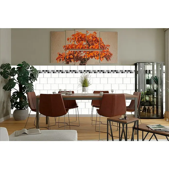 Wandfliese Mia Marbly - 20 x 25 cm, Weiß/Grau, Glänzend - Esszimmer mit Esstisch und Stühlen, dekoriert mit einer stilvollen Wandkunst und Zimmerpflanzen für eine gemütliche Atmosphäre.