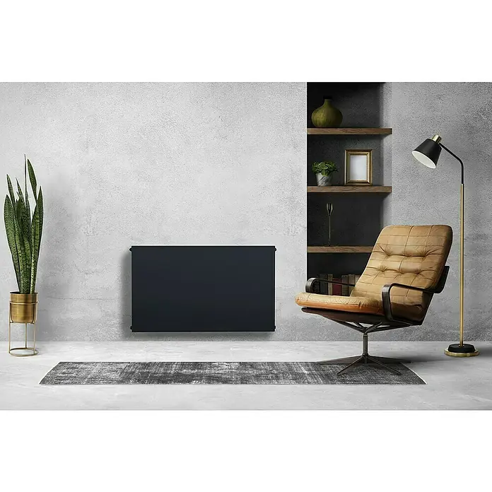 Sanicomfort Planheizkörper - B x H: 600 x 600 mm, Wärmeleistung bei Vorlauftemperatur von 75 °C (D: 50): 949 W, Typ Heizkörper: 22 - Eine Nahaufnahme eines schwarzen Heizkörpers an einer strukturierten Wand, ergänzt durch eine Zimmerpflanze und einen Designerstuhl.