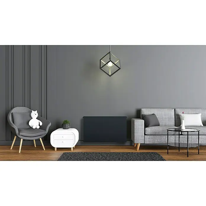 Sanicomfort Planheizkörper - B x H: 600 x 600 mm, Wärmeleistung bei Vorlauftemperatur von 75 °C (D: 50): 949 W, Typ Heizkörper: 22 - Elegantes Wohnzimmer mit einem modernen Heizkörper, einem grauen Sofa und einem stilvollen Sessel mit einem weißen Deko-Bären.