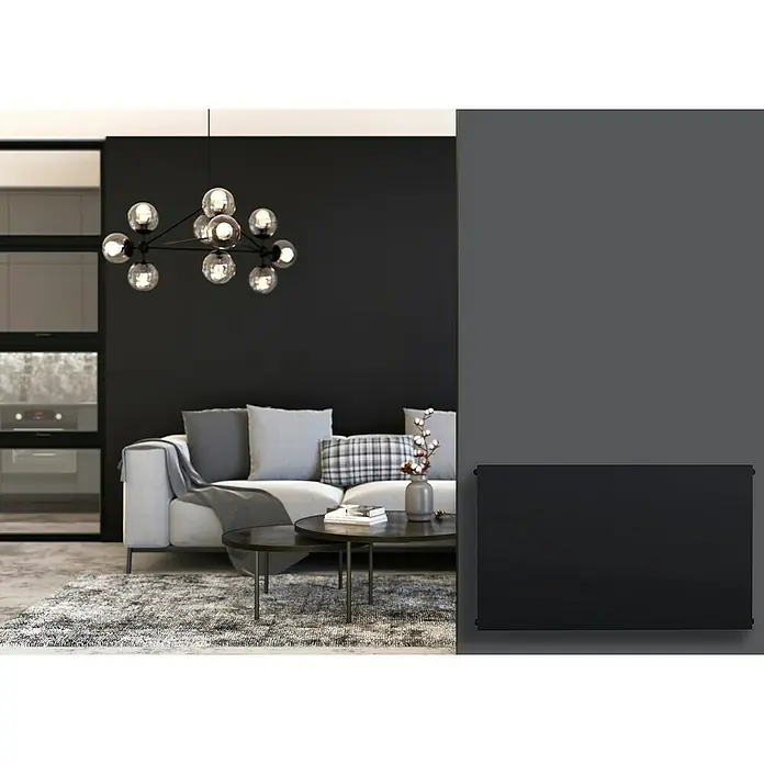 Sanicomfort Planheizkörper - B x H: 600 x 600 mm, Wärmeleistung bei Vorlauftemperatur von 75 °C (D: 50): 949 W, Typ Heizkörper: 22 - Elegantes Interieur mit einem modernen schwarzen Heizkörper an der Wand, der für Wärme und Stil sorgt. Der Heizkörper fügt sich nahtlos in das Wohnambiente ein.