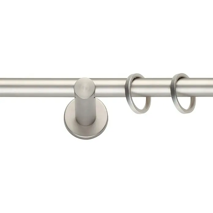 Expo Ambiente Stilgarnitur Rillcube - Länge Gardinenstange: 160 cm - 280 cm, Edelstahloptik - Nahaufnahme einer Gardinenstange aus gebürstetem Edelstahl mit zwei Ringen und einer Halterung.