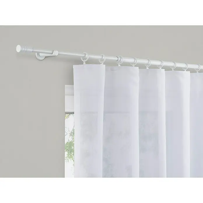 Expo Ambiente Stilgarnitur Rillcube - Länge Gardinenstange: 120 cm - 210 cm, Weiß - Nahaufnahme einer weißen Gardinenstange mit weißen Vorhängen. Die Stange ist an einer grauen Wand befestigt.