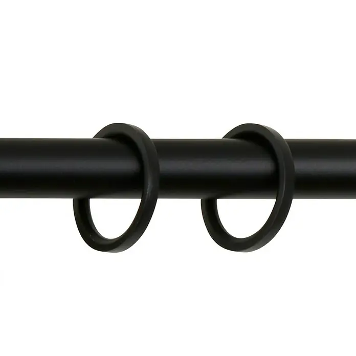 Expo Ambiente Stilgarnitur Rillcube - Länge Gardinenstange: 210 cm - 400 cm, Schwarz - Nahaufnahme einer schwarzen Vorhangstange mit zwei daran befestigten Ringen. Die Ringe sind aus Metall und haben eine matte Oberfläche.