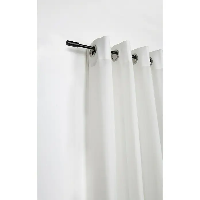 Expo Ambiente Stilgarnitur Rillcube - Länge Gardinenstange: 210 cm - 400 cm, Schwarz - Naheaufnahme von weißen Vorhängen mit Ösenaufhängung an einer schwarzen Gardinenstange vor einer weißen Wand.