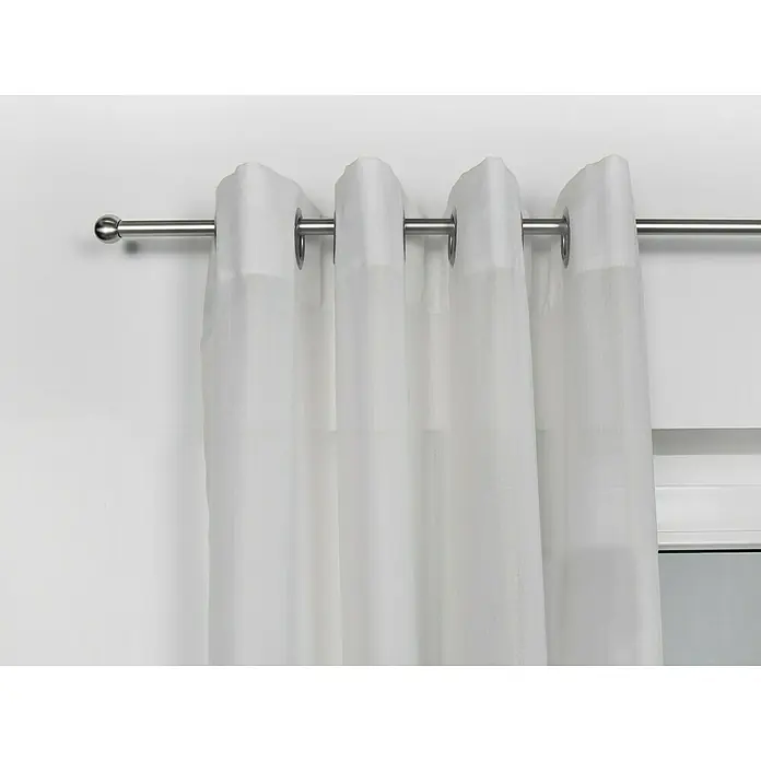 Sombra Stilgarnitur Ball - Länge: 200 cm, Durchmesser: 16 mm, Edelstahloptik - Weisse Gardinen mit Ösen hängen an einer silbernen Stange vor einem Fenster. Sie sind leicht transparent und lassen viel Licht herein.