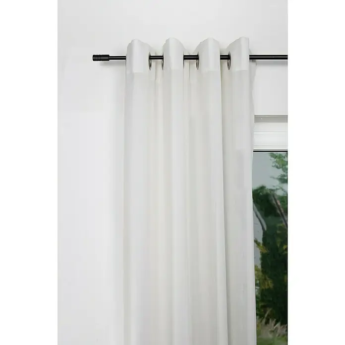 Expo Ambiente Stilgarnitur Rillcube - Länge Gardinenstange: 210 cm - 400 cm, Schwarz - Eine Nahaufnahme eines weißen Gardinenpaneels, das an einer schwarzen Gardinenstange hängt und einen eleganten und luftigen Look bietet.