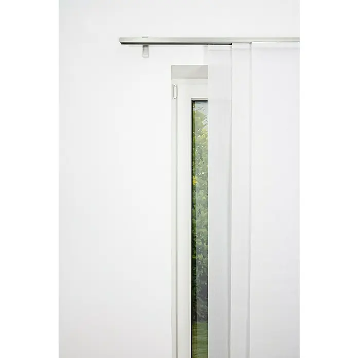 Expo Ambiente Gardinenprofil Smart Set - Anzahl Läufe: 3 Stk., Edelstahloptik, 210 cm - Nahaufnahme eines modernen weißen Schiebevorhangs an einer Schiene, der vor einem Fenster hängt und für Helligkeit und Privatsphäre sorgt.