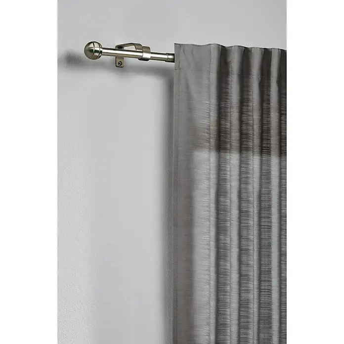 Expo Ambiente Stilgarnitur Habito-Rillball - Länge Gardinenstange: 210 cm - 400 cm, Edelstahloptik - Grauer Vorhang mit horizontaler Textur und einem silbernen Vorhangstangen-Set, das an einer weißen Wand befestigt ist.