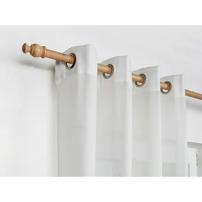 Expo Ambiente Komplettgarnitur Mini - Länge: 160 cm, Buche - Nahaufnahme von weißen Vorhängen mit Ösen, die an einer hölzernen Gardinenstange aufgehängt sind und eine helle und luftige Atmosphäre erzeugen.