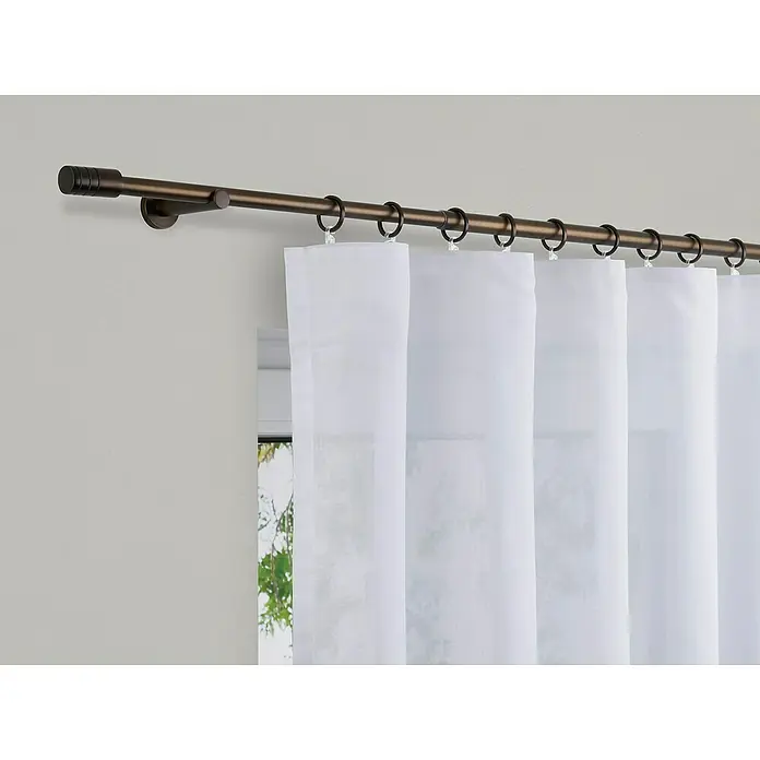 Expo Ambiente Stilgarnitur Rillcube - Länge Gardinenstange: 160 cm - 280 cm, Bronze - Eine Nahaufnahme einer Gardinenstange aus Metall mit weißen Vorhängen, die an Ringen befestigt sind, die für einen eleganten Touch sorgen.