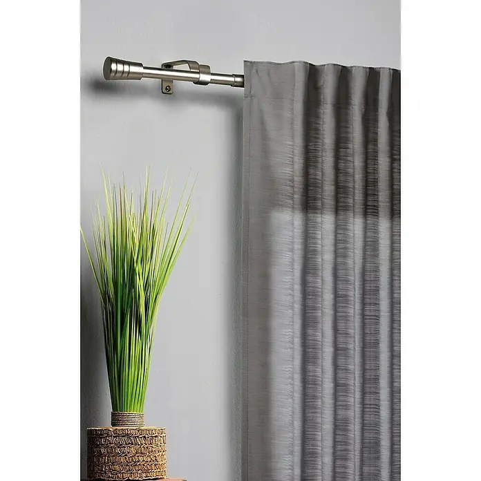 Expo Ambiente Stilgarnitur Habito-Rillmino - Länge Gardinenstange: 210 cm - 400 cm, Edelstahloptik - Ein elegantes graues Vorhangpaneel mit einer dezenten Textur hängt an einer silbernen Gardinenstange und sorgt für Privatsphäre und Stil im Raum.