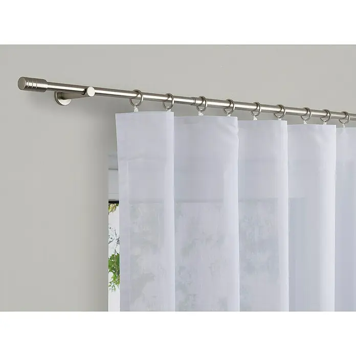 Expo Ambiente Stilgarnitur Rillcube - Länge Gardinenstange: 160 cm - 280 cm, Edelstahloptik - Nahaufnahme einer Gardinenstange aus Metall mit weißen, transparenten Vorhängen, die an Ringen hängen.