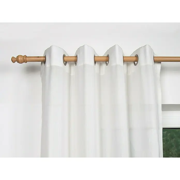 Expo Ambiente Komplettgarnitur Mini - Länge: 160 cm, Buche - Nahaufnahme einer weißen Ösenvorhangaufhängung an einer hellbraunen Holzstange mit Knauf für ein stilvolles und elegantes Ambiente.