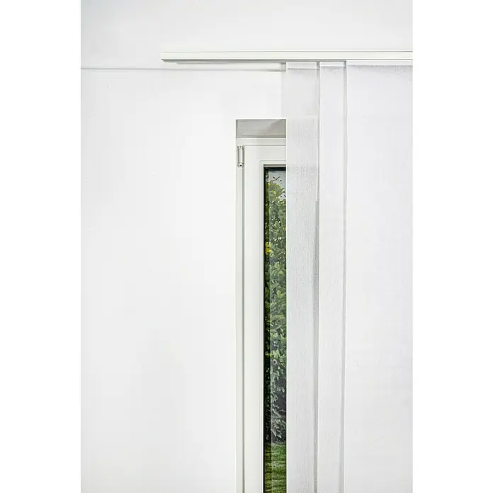 Expo Ambiente Gardinenprofil Smart Set - Anzahl Läufe: 3 Stk., Weiß, 210 cm - Minimalistisches Bild von weißen Flächenvorhängen vor einem Fenster, die ein modernes und elegantes Ambiente vermitteln.