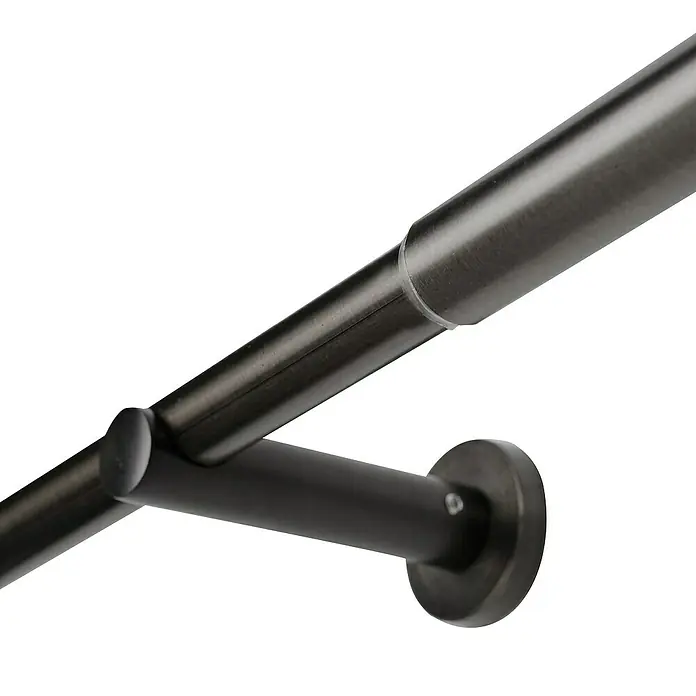 Expo Ambiente Stilgarnitur Rillcube - Länge Gardinenstange: 210 cm - 400 cm, Schwarz - Detailaufnahme einer modernen, bronzefarbenen Gardinenstange mit Halterung, die ein elegantes und funktionales Design für Fensterdekoration zeigt.
