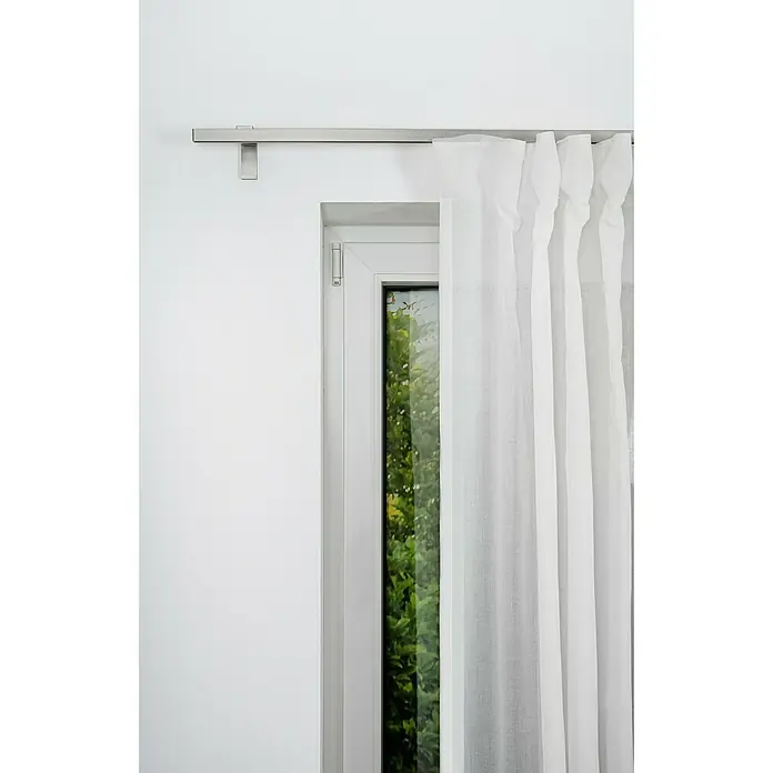Expo Ambiente Gardinenprofil Smart Set - Anzahl Läufe: 1 Stk., Edelstahloptik, 200 cm - Nahaufnahme eines Fensters mit weißem Rahmen, einer Gardinenstange und einem leicht transparenten weißen Vorhang.