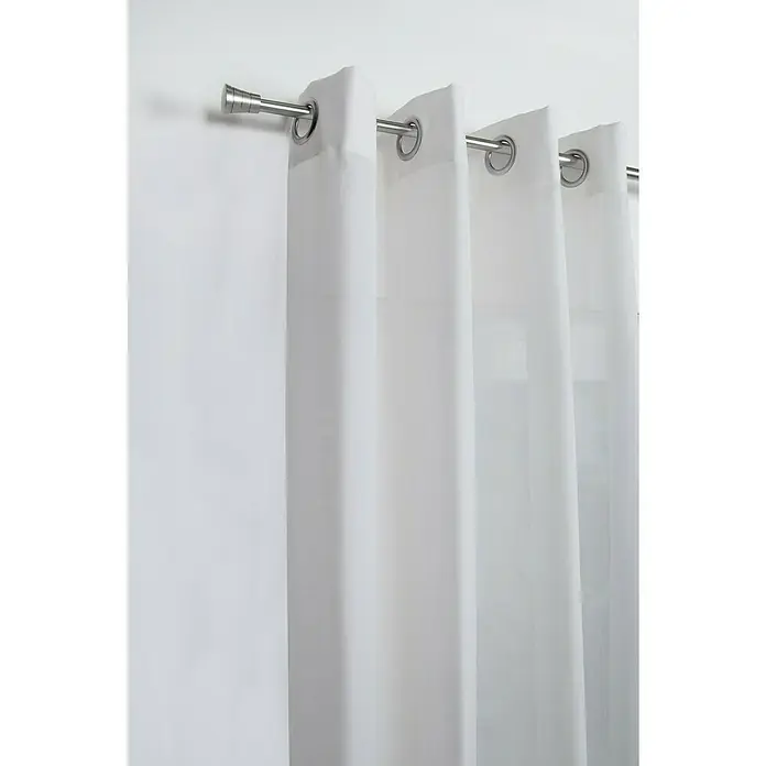 Expo Ambiente Stilgarnitur Habito-Rillmino - Länge Gardinenstange: 210 cm - 400 cm, Edelstahloptik - Diese Aufnahme zeigt weiße Gardinen, die an einer silbernen Gardinenstange aufgehängt sind, perfekt für eine helle und luftige Raumgestaltung.