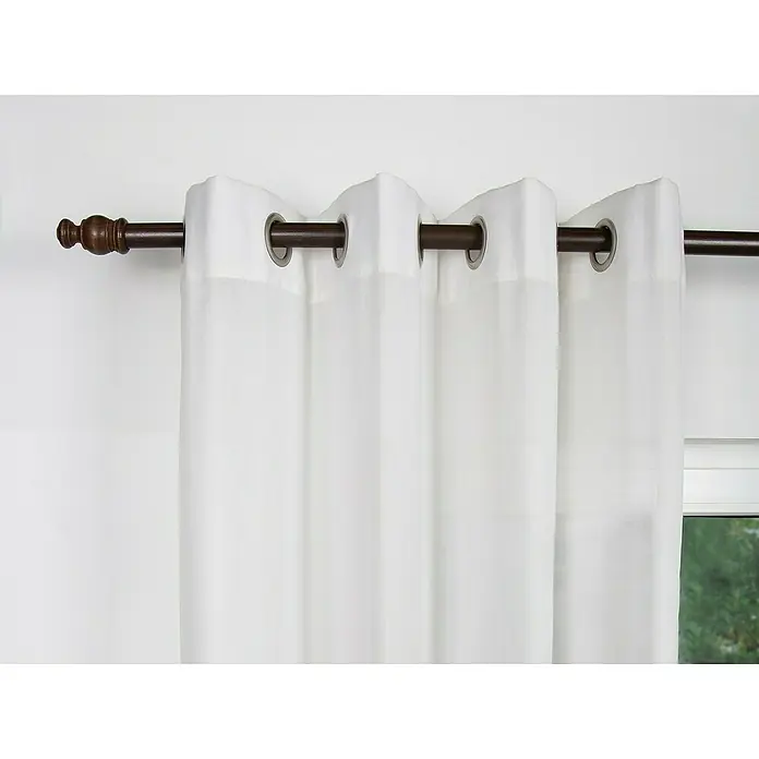Expo Ambiente Komplettgarnitur Mini - Länge: 160 cm, Nussbaum - Detailaufnahme von weißen Ösenvorhängen, die an einer dunklen Holzstange mit dekorativen Endstücken aufgehängt sind und sanftes Licht hereinlassen.