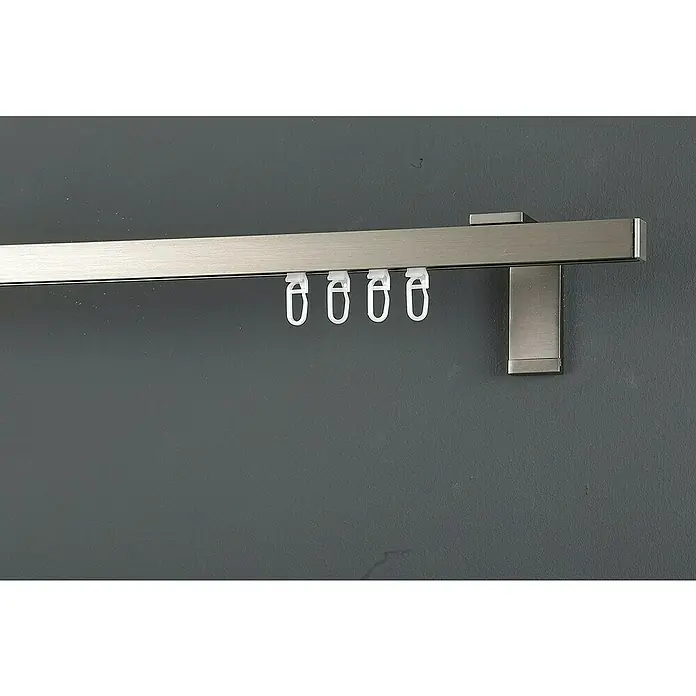 Expo Ambiente Gardinenprofil Smart Set - Anzahl Läufe: 1 Stk., Edelstahloptik, 200 cm - Nahaufnahme einer Gardinenstange aus gebürstetem Nickel mit weißen Kunststoffgleitern an einer grauen Wand.
