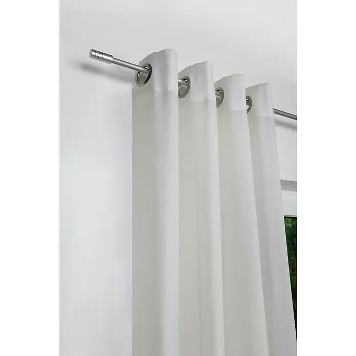 Expo Ambiente Stilgarnitur Rillcube - Länge Gardinenstange: 160 cm - 280 cm, Edelstahloptik - Nahaufnahme von weißen Ösenvorhängen, die an einer silbernen Stange hängen und ein elegantes und helles Fensterdekor zeigen.