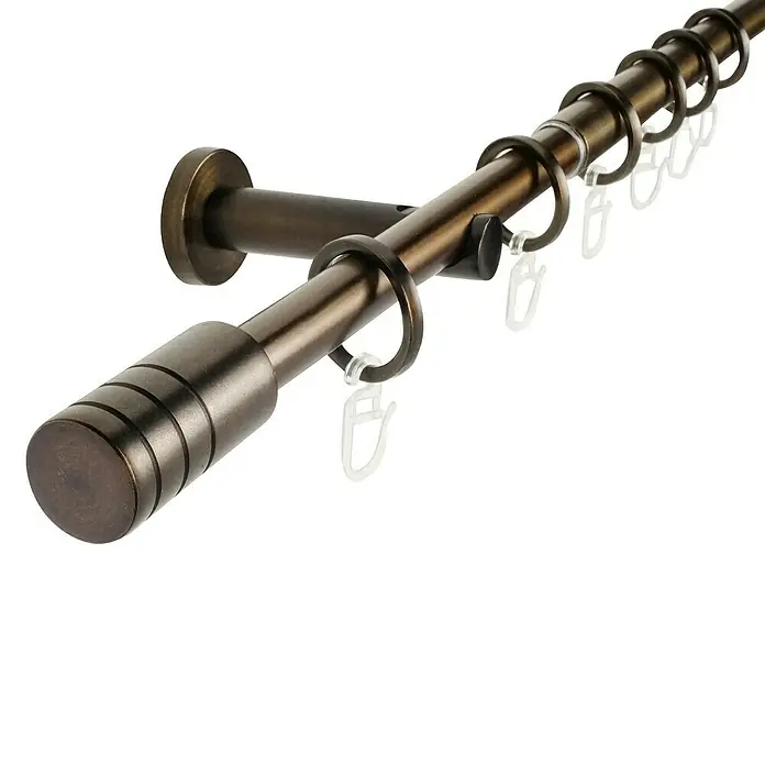 Expo Ambiente Stilgarnitur Rillcube - Länge Gardinenstange: 160 cm - 280 cm, Bronze - Nahaufnahme einer bronzefarbenen Gardinenstange mit Ringen und Endstück, ideal für stilvolle Fensterdekoration.
