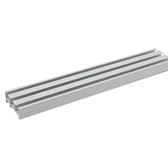 Expo Ambiente Gardinenprofil Smart Set - Anzahl Läufe: 3 Stk., Weiß, 160 cm - Nahaufnahme eines silbernen Aluminiumprofils mit drei Schlitzen, das für Konstruktionen und Rahmen verwendet wird.