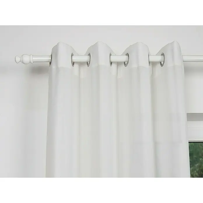 Expo Ambiente Komplettgarnitur Mini - Länge: 200 cm, Weiß - Nahaufnahme eines weißen Vorhangs mit Ösenaufhängung an einer weißen Stange, der eine elegante und luftige Atmosphäre schafft.