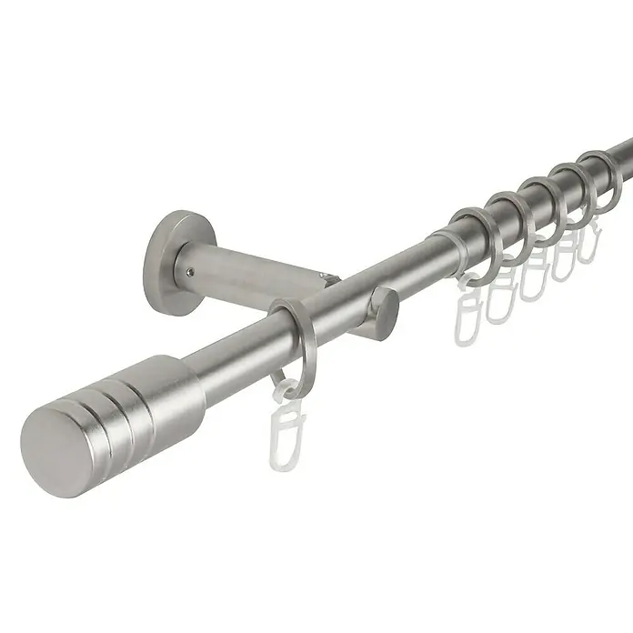 Expo Ambiente Stilgarnitur Rillcube - Länge Gardinenstange: 160 cm - 280 cm, Edelstahloptik - Detailaufnahme einer Gardinenstange aus Metall mit Ringen und einer Endkappe. Stilvolles Design für Ihr Zuhause.