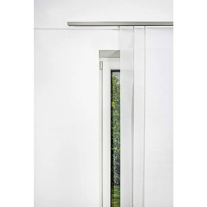 Expo Ambiente Gardinenprofil Smart Set - Anzahl Läufe: 3 Stk., Edelstahloptik, 210 cm - Eine Nahaufnahme eines Fensters mit weißen Schiebepaneelen, die an einer silbernen Schiene hängen, vor einer weißen Wand. Das Fenster zeigt grüne Bäume.