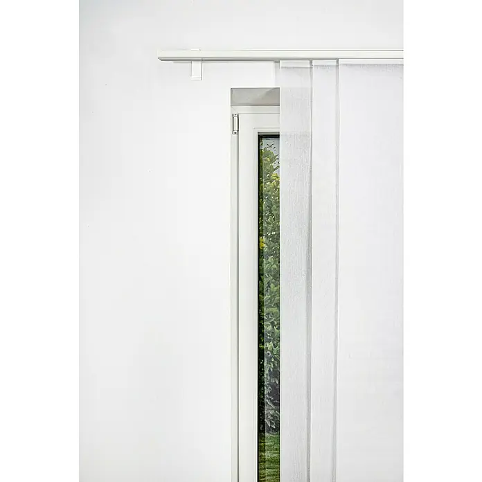 Expo Ambiente Gardinenprofil Smart Set - Anzahl Läufe: 3 Stk., Weiß, 210 cm - Helle, schlichte Schiebegardine an einer weißen Wand vor einem Fenster, die ein modernes und minimalistisches Designelement darstellt.
